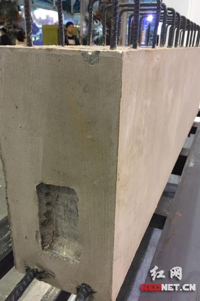 贵庭住工现场展出的由钢筋混凝土制成的预制梁