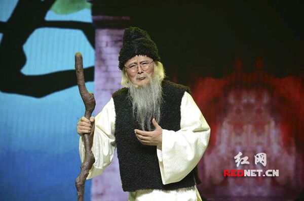 由湘潭市艺术剧院有限责任公司选送的花鼓戏《齐白石》选段上演，演绎艺术大师齐白石的传奇人生。