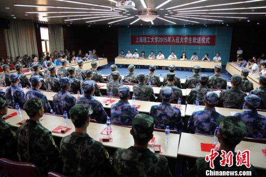 2015上海高校征兵:新兵大学生比例位居全国第一