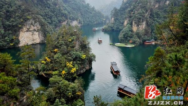 张家界宝峰湖景区冬景妩媚 游客惊为“五彩瑶池”