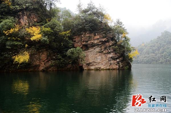 张家界宝峰湖景区冬景妩媚 游客惊为“五彩瑶池”