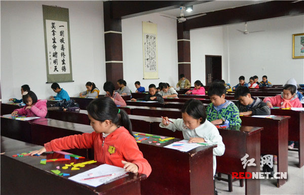 参赛选手在聚精会神的竞赛中