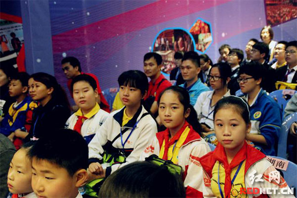 绥宁县选手苏丹(第二排右一)、袁梦玮(右二)、李敏健(右四)参加展演活动开幕式