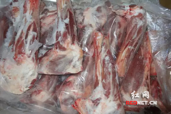 岳阳城陵矶口岸首次进口羊肉产品。）