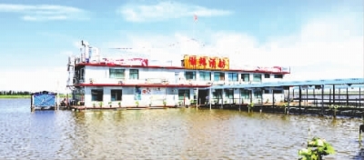 依湖临水的鹤龙湖镇新成酒店生意火爆。