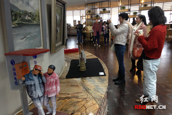图：2015长沙市油画雕塑艺术作品展览在星辰国际艺术中心开幕，受到省会艺术界关注。