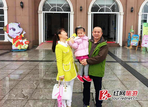 图：“长江宝宝”杯萌娃辣妈生活秀第一期的一组获奖家庭在湖南方特欢乐世界开心拍照留念。