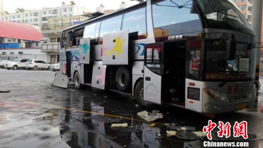 青海西宁一客车天然气罐发生泄漏引发爆炸2人受伤