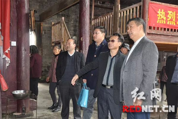  岳朝军听取武穆宫文物保护与开发建设工作情况汇报。