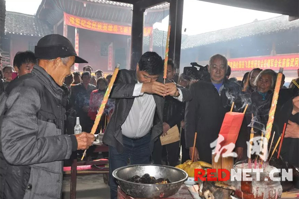 岳朝军在武穆宫正殿祭祀岳飞。