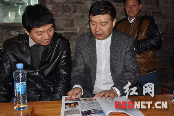 岳朝军查阅与迎岳飞铜像落座武穆宫有关的资料。