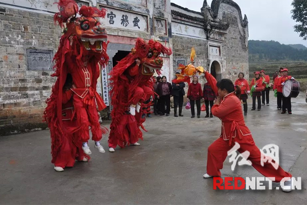 舞狮队欢送岳朝军一行。