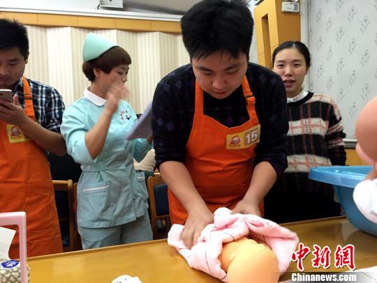 菜鸟奶爸初上阵学习照料宝宝的基本技能 徐志雄 摄