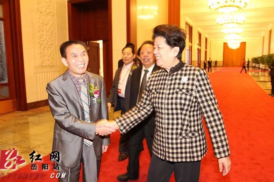 第十一届人大副委员长陈至立等党和国家领导人接见岳阳中医李穆（左1）。