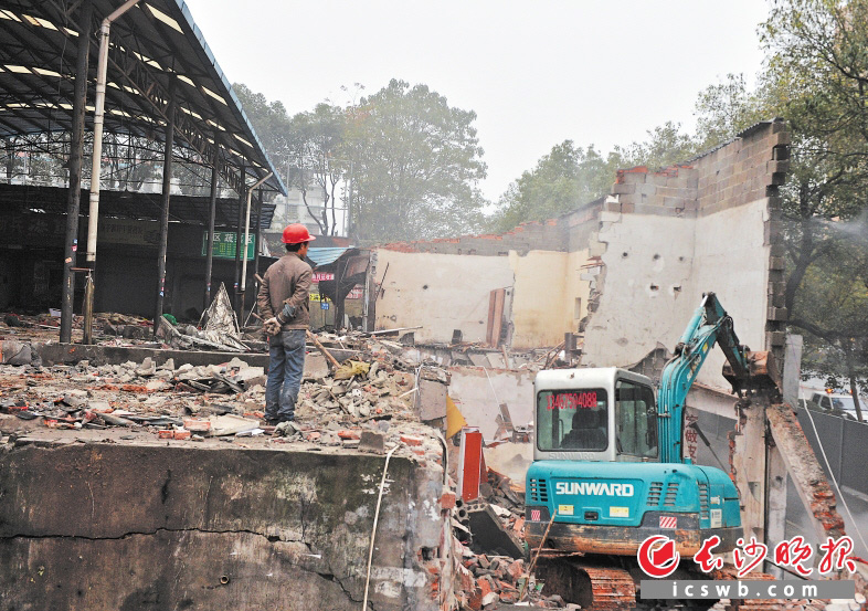 　随着轰隆隆的挖机声响起，观沙岭农贸市场陆续被拆除，并将择地重建。 长沙晚报记者 邹麟 摄 
