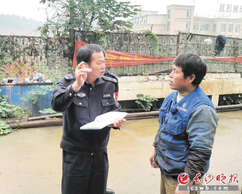 　　李志强常去街道走访，并记录下周边居民的情况及各类建议。 长沙晚报记者 聂映荣 通讯员 陶潇潇 摄影报道