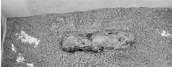 挖掘机挖出来的抗战时期航空炮弹