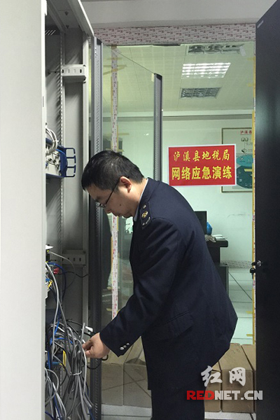 湖南省泸溪县地税局对网络硬件设备进行安全检查。