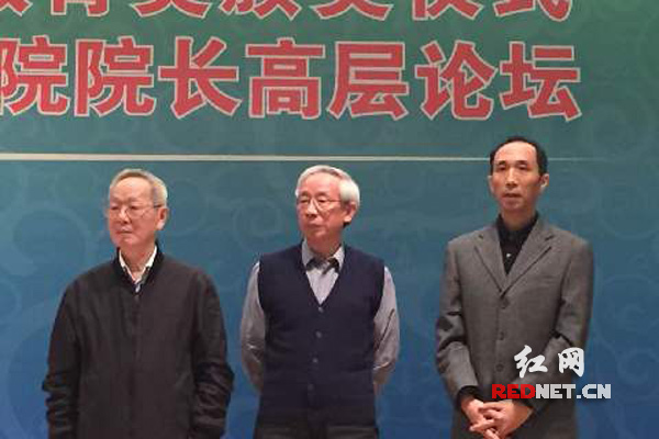 马少华在北京参加第三届范敬宜新闻教育奖颁奖（右一）