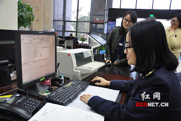 （韩瑞娟在报检过程中，她任职的公司是11月23日湖南宣布全面实施检验检疫通关全国一体化签发的第一单。
