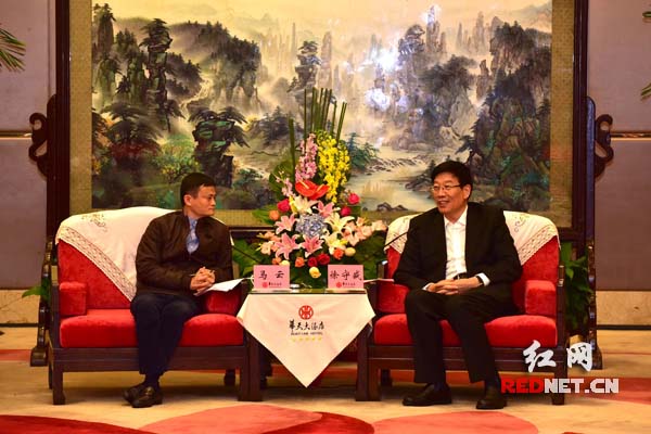 湖南省委书记、省人大常委会主任徐守盛（右）会见阿里巴巴集团董事局主席马云（左）。