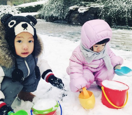 姚晨有儿媳了?“小土豆”与粉嫩女孩雪地玩耍(图)_娱乐频道_红网
