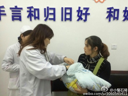  婴儿被送往医院救治。（网友供图）