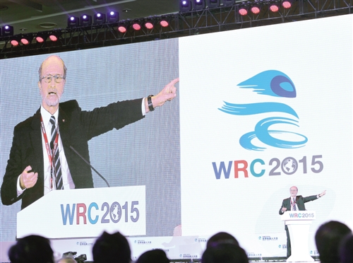 2015年11月23日，世界机器人大会开幕，这是世界机器人大会主论坛嘉宾在进行主旨发言。 本报记者 翟天雪摄