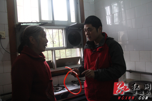 华润燃气开展学雷锋志愿活动 便民服务送到家