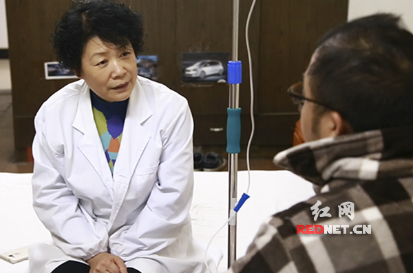 张国庆在长沙市天剑社区戒毒康复中心与戒毒人员谈心。