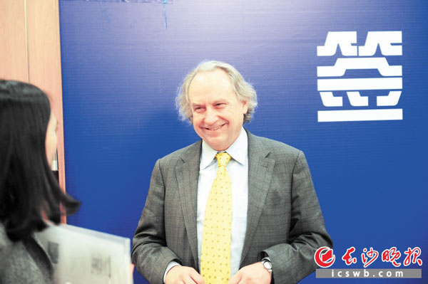 昨日，美国著名机器人制造专家罗德尼·布鲁克斯来长洽谈会商机器人产业发展。　　长沙晚报记者 周柏平摄