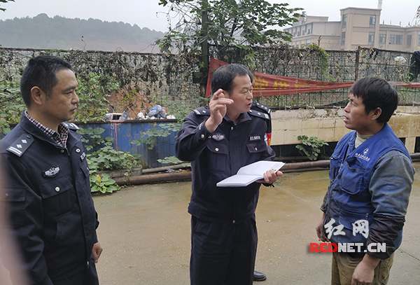 李志强常去街道走访，并记录下周边居民的情况及各类建议。