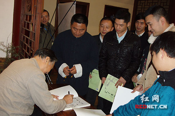 熊开华为古琴爱好者签售《古琴入门——潇湘琴谱》。