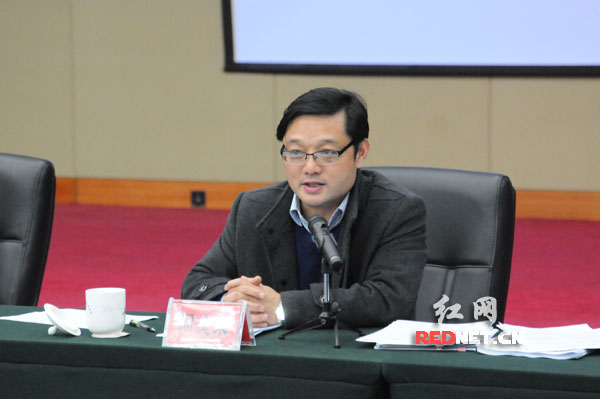 镇江市发改委副主任周德荣介绍镇江的特色生态建设情况。