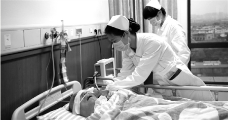 植物人丈夫在医院存活12年妻子写千字感谢信