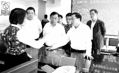 永州市委书记陈文浩在冷水滩区调研网格化工作。