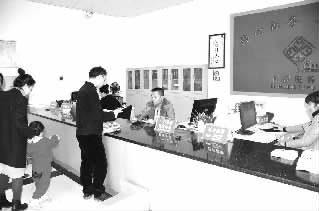 冷水滩区解决服务群众“一步路”的问题。将3合1网格点建成延伸进网格的公共服务平台,综治、人社、就业、民政、计生、城管等便利服务就在群众家门口。