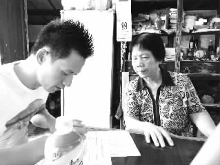 冷水滩区社区网络员主动上门服务群众。 (本版图片均由唐东生提供)