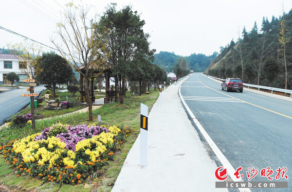 荷文公路沿线风光秀丽，沿线屋场美化与公路的建设相得益彰。长沙晚报通讯员 周健 记者颜开云 摄影报道