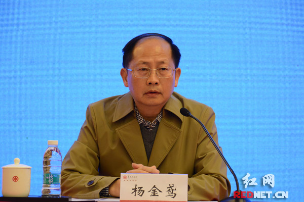 省委宣传部副部长、省文化改革发展领导小组办公室主任杨金鸢作专题授课
