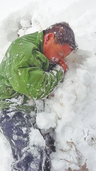 醉卧雪地的男子