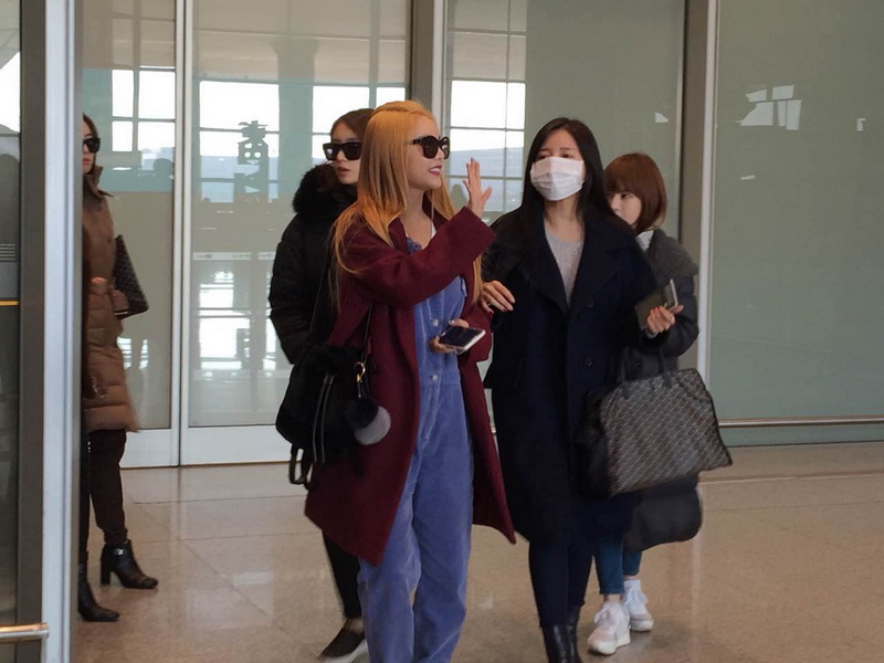 T-ara与粉丝打招呼