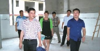 新化县卫生局局长罗崇富督导荣华乡卫生院安全生产工作。
