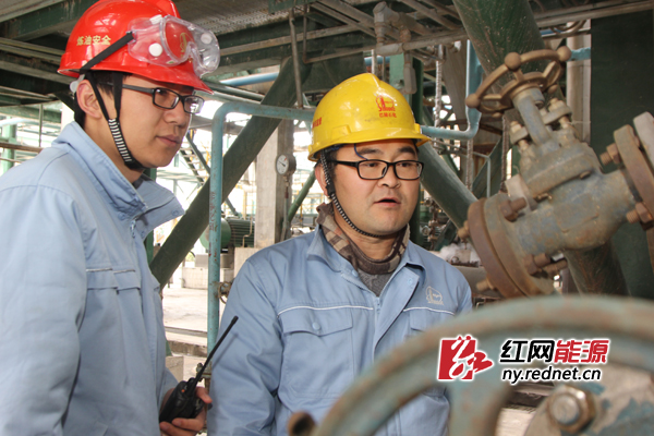 巴陵石化炼油事业部生产管理室副主管聂白球（右）在工作中。