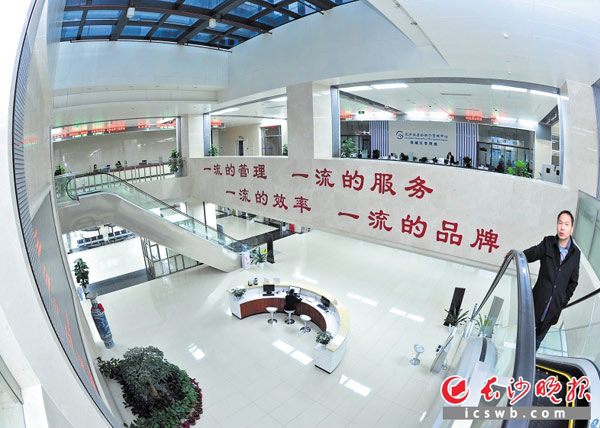 “一流的管理，一流的服务，一流的效率，一流的品牌。”争创一流的望城区政务服务中心被群众亲切誉为雷锋故里又一闪亮“雷锋品牌”。