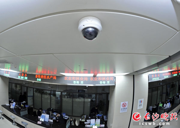 电子监察考评系统让政务中心每位工作人员都戴上了“紧箍咒”，只为打造百分百满意率。