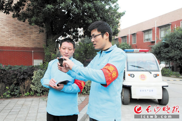 上百名安全信息员和安全志愿者行走街巷，发现安全生产违法行为立刻劝阻，查出事故隐患和突发事件即时上报。