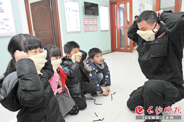 安全意识从娃娃抓起，东屯渡街道将安全课堂开进社区楼栋、居民家庭。瞧，白沙湾社区内专家正现场传授应急技巧。均为长沙晚报记者 陈飞 摄
