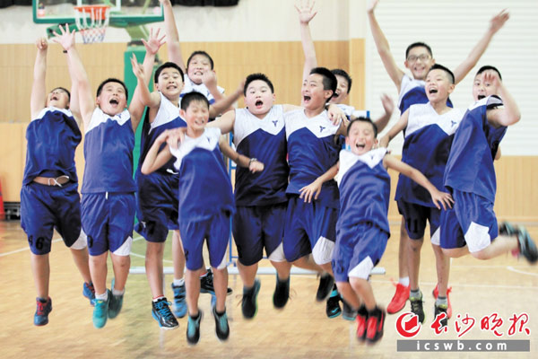 2015年，长沙市所有区（县、市）率先整体成为全国首批义务教育均衡县（区）。图为学生们享受篮球运动的快乐。长沙晚报通讯员 黄军山 摄