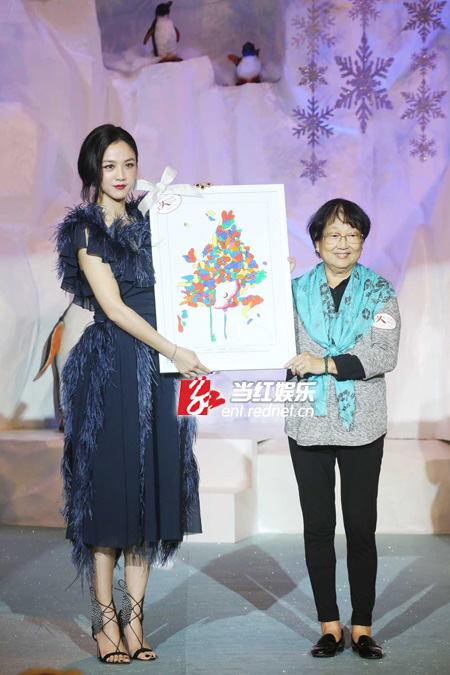 汤唯赠送填色画作